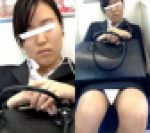 (電車対面）(顔出し)就活でお疲れのリクルートスーツ女子大生さん…パンストあんよをくぱぁ～っとひらいちゃいました!!