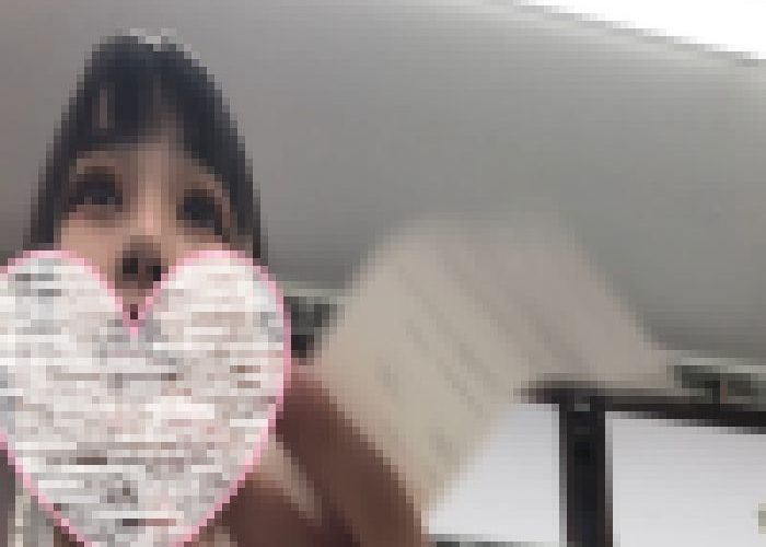 【顔フェチ】2名収録・若い学生バイト中の娘の顔を接写