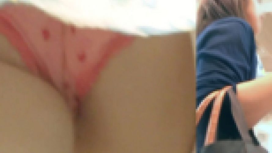 [★新作][★顔出し]パンチラ盗撮 OLさん オレンジ色の水玉パンツを接近撮影
