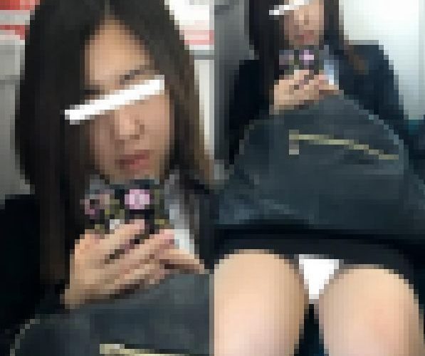 (電車対面）(顔出し)タイトスカートからむき出しのむっちりパンストふとももちゃん…こんにちは…リクスー女子大生さんを観察してみま