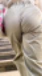 お姉さんの後ろ姿 ７４　ベージュの迫力の肉尻　階段 上り　パンツ