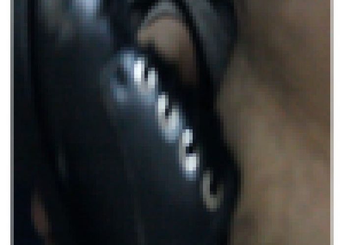 女子の靴の匂いに勃起する