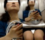 (電車対面）(顔出し)きゅっと閉じて…くぱぁ～…きゅっと閉じてを繰り返す無防備な▼ぞーんを観察してみました!!
