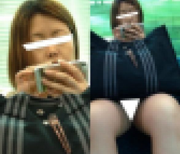 (電車対面）(顔出し)がっつりとパンストあんよをひらいちゃった人妻OLさんを…超近距離接写で観察してみました!!