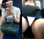 (電車対面）(顔出し)対面に座っている女子大生さんの…無防備にひらいちゃったむっちりふとももちゃんの間を観察してみました!!
