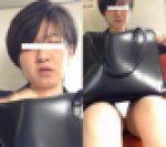 (電車対面）(顔出し）ショートカットのキャリア系美人OLさん…パンストあんよの間の魅惑ぞーんを超近距離接写で観察してみました!!