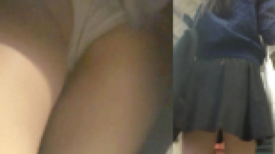 パンチラ盗撮 女子大生 白パンツが階段で丸見え