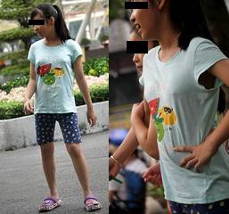 サッカーを楽しむ女の子の胸ポチ画像