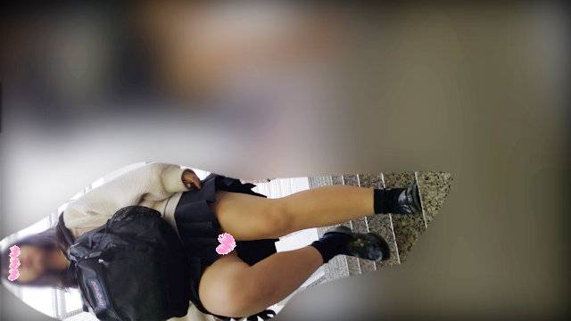 階段降り太もも見上げ Part.2