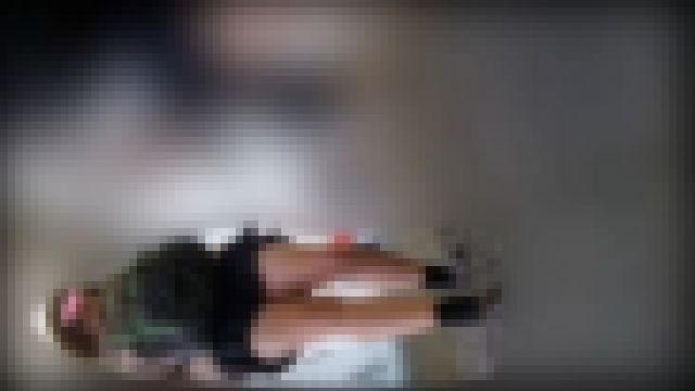 階段降り太もも見上げ Part.3