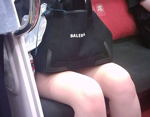 可愛いJKのエロい生脚を接近撮影