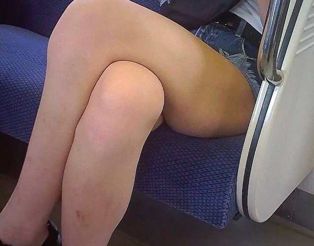 エロい生脚を接近撮影
