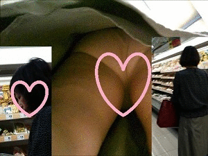 買い物中の若ママパンチラ25