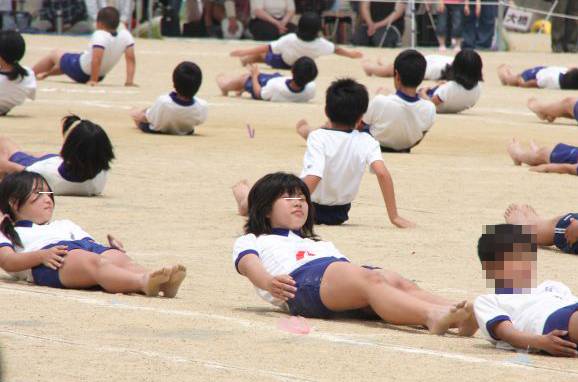 the裸足っ娘　23　寝っ転がって砂まみれ