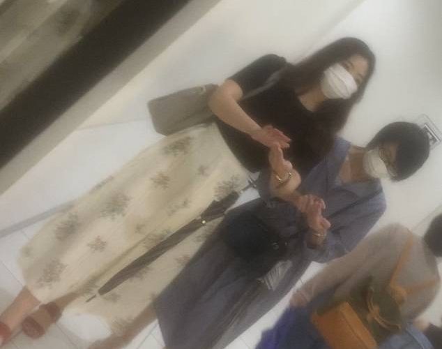 色っぽい美人お姉様の花柄生パンティ！