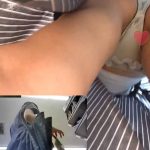 【完全新作】都内ファミマ　染み付き白パンツの清楚なお姉さん?