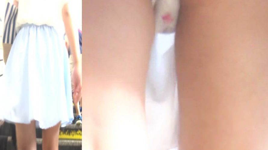 パンチラ盗撮 女子大生 白パンツが尻に食い込み 股間にピンクの花柄パンツ