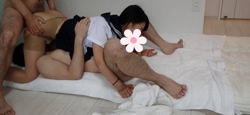 J〇佳奈子。こんなことされるの初めて(おじさん2人に）… 最後はお口に、でもまだバックから突かれて精子が口から・・・