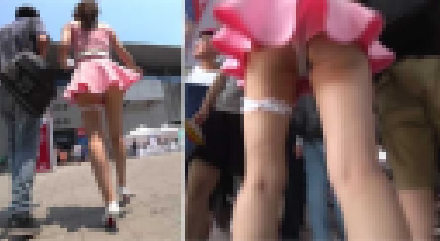 キャンギャル追跡逆さパンチラ