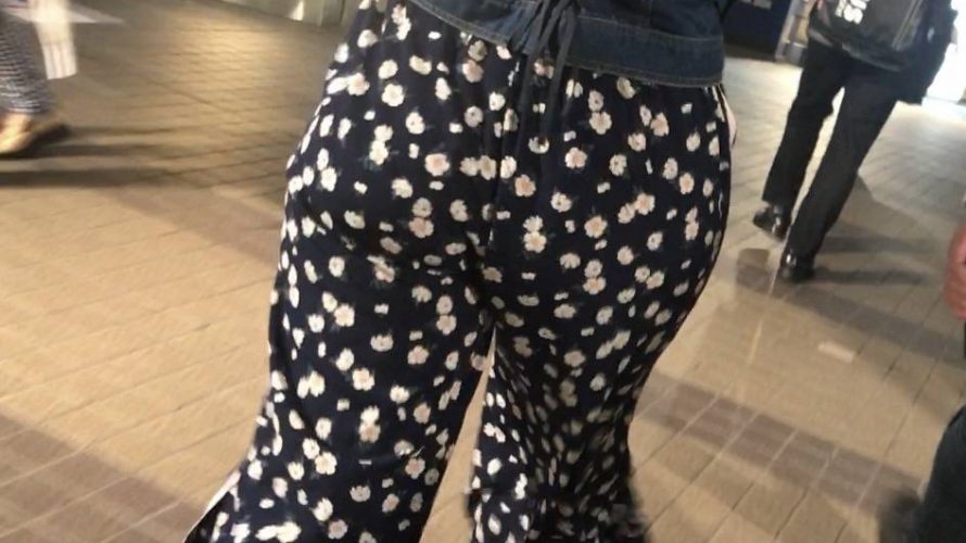 ぷるんぷるんに揺らる着衣尻の私服JK