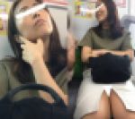 (電車対面）(顔出し)フロントスリットがくぱぁ～っと割れちゃって…ふとももを惜しげもなく見せてくれた人妻さんを観察してみました!
