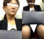 (電車対面）(顔出し)タイトスカートなのに…いやらしい黒パンストあんよを淫らにひらく…熟なOLさんのお股を観察してみました!!