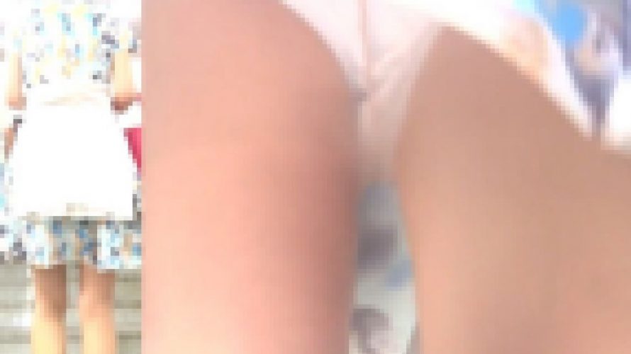 パンチラ盗撮 OLさん 白パンツがモロ見え