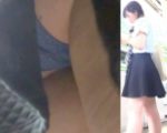 [★新作][★顔出し]パンチラ盗撮 かわいい女子大生 青の水玉パンツを電車内で撮影
