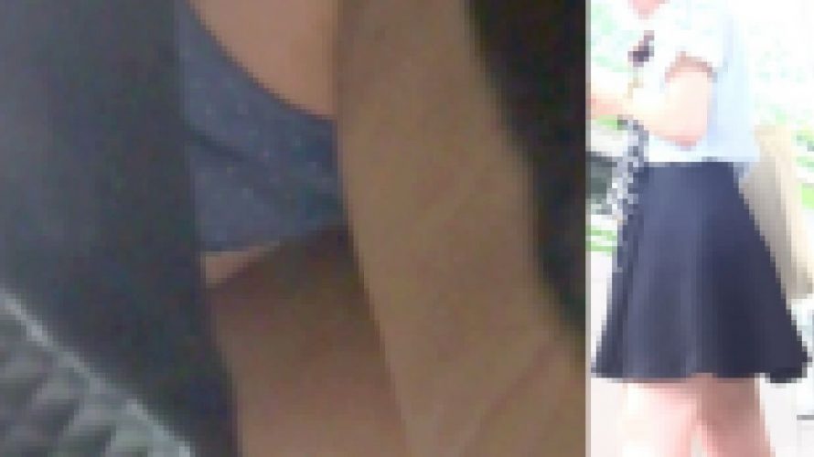 [★新作][★顔出し]パンチラ盗撮 かわいい女子大生 青の水玉パンツを電車内で撮影