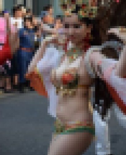 はみ出る巨乳　セクシーサンバダンサー