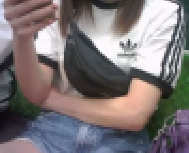 生脚が綺麗な大学生を接近撮影!!!!