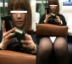 (電車対面）(顔出し)ミニタイトスカート…黒パンストあんよちゃんをむき出しにして攻める可愛い女子大生さんを観察してみました!!