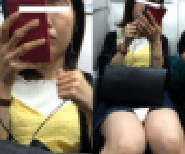 (電車対面）(顔出し)デニムのミニスカートから…きゅっと引締まった色白パンストあんよをむき出しにするOLさんを観察してみました!