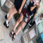 ギャルの綺麗な生足をガン見