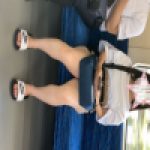 足をくねくねして誘っている若い娘の生足