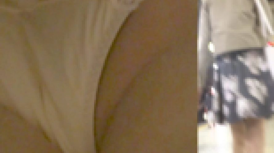 パンチラ盗撮 OLさん 白パンツを背後から激写