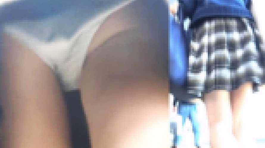 パンチラ盗撮 女子大生 白パンツに接近してモロ見え激撮