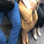 蒸れた靴を脱ぎ脱ぎしているお姉さん