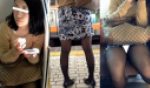 (電車対面）(顔出し）むき出しの黒のパンストに包まれた美味しそうなあんよを…悩ましくくねくねする女子大生さんを観察してみました!
