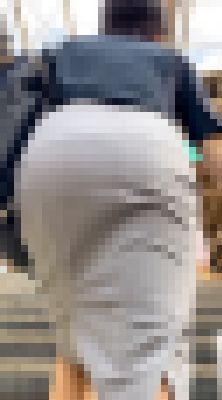 お姉さんの後ろ姿　１４０　OL　巨尻　階段上り　清楚　グレー　タイトスカート