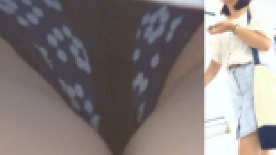 [★新作][★顔出し]パンチラ盗撮 OLさん 紺色水玉系パンツがデニミニの中に