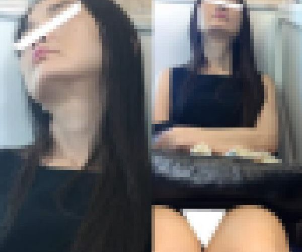 (電車対面）(顔出し）ノースリーブの素敵な紺のワンピースをお召になった艶やかなロングヘアの人妻さんを観察してみました!!