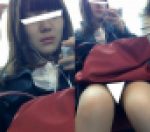 (電車対面）(顔出し）色白のかわいい女子大生さん…コートとお鞄で完全ガードと思いきや…お鞄の下の▼ぞーんを観察してみました!!