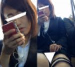 (電車対面）(顔出し）タイトスカートの裾をめくりあげて…▼ぞーんを見せつけちゃう…リクルートスーツ女子大生さんを観察してみました