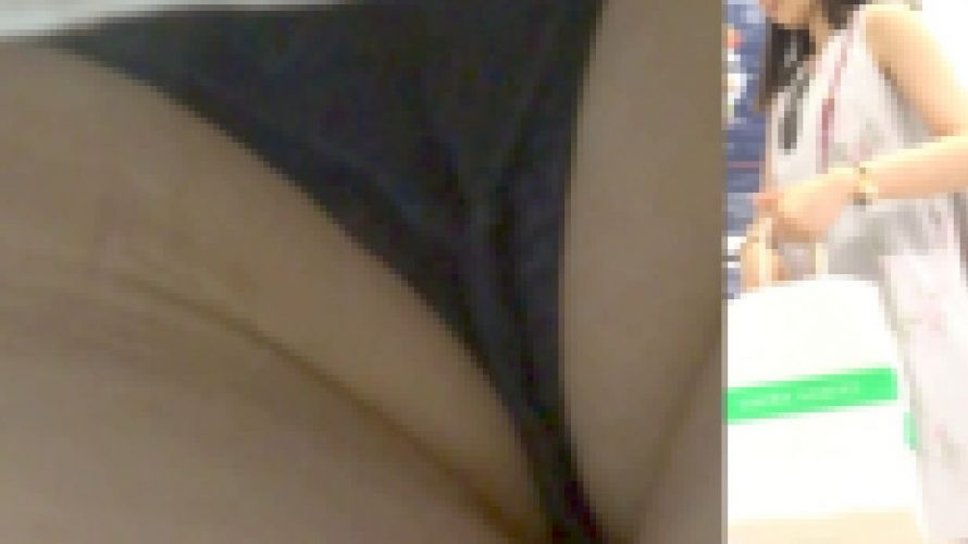 [★新作][★顔出し]パンチラ盗撮 美人OLさん 黒パンツを超密着接近撮影