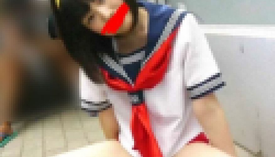 すっぴん世代レイヤーちゃんのブルマーのすそから生パンティ
