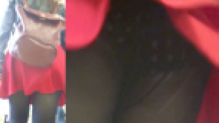 パンチラ盗撮 OLさん 超ミニスカの中身は黒地に白の水玉パンツ