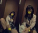デパートのトイレでこっそりオナニーしちゃうJK?