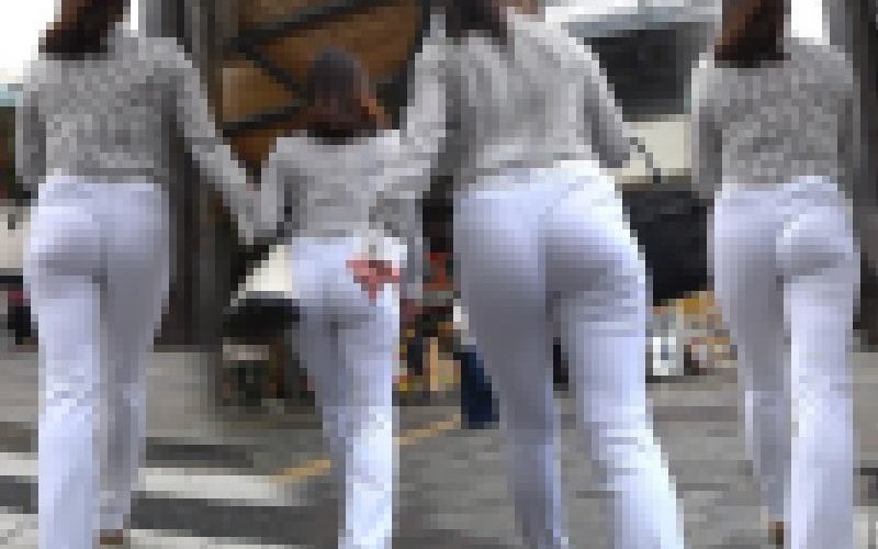 【超高画質】食い込むツインヒップ！！2人の美人OLがNP白パンにTバック透けさせ歩けばそりゃあ変な蟲達が寄ってきますｗｗ [後半