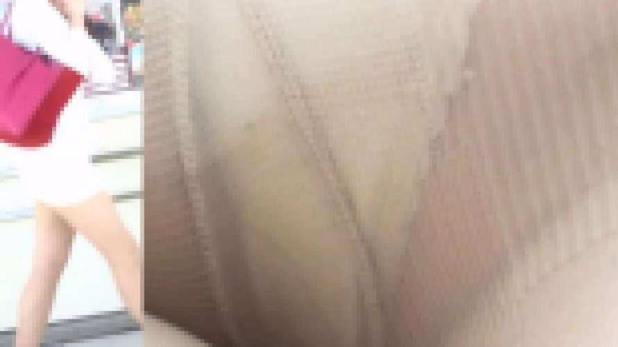 [★新作][★顔出し]パンチラ盗撮 美人ミニスカギャル 超ミニスカすぎてベージュのパンツ丸出し